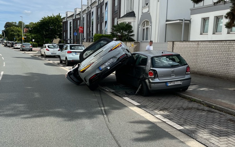 POL-E: Mülheim an der Ruhr: Mercedes-Fahrerin kommt von der Fahrbahn ab und kollidiert mit geparktem VW - Zeugen gesucht - Foto: presseportal.de POL-E: Mülheim an der Ruhr: Mercedes-Fahrerin kommt von der Fahrbahn ab und kollidiert mit geparktem VW - Zeugen gesucht - Foto: presseportal.de