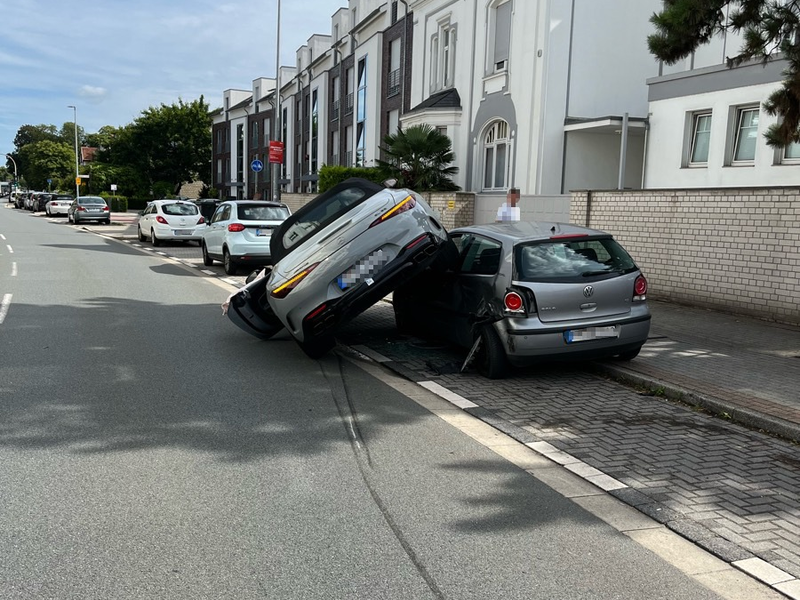 POL-E: Mülheim an der Ruhr: Mercedes-Fahrerin kommt von der Fahrbahn ab und kollidiert mit geparktem VW - Zeugen gesucht - Foto: presseportal.de