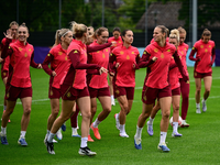 Deutsche Fußballerinnen: Warmlaufen für Weltmeister Spanien. - Foto: Sebastian Christoph Gollnow/dpa