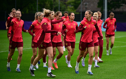 Deutsche Fußballerinnen: Warmlaufen für Weltmeister Spanien. - Foto: Sebastian Christoph Gollnow/dpa