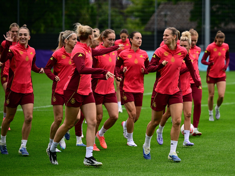 Deutsche Fußballerinnen: Warmlaufen für Weltmeister Spanien. - Foto: Sebastian Christoph Gollnow/dpa
