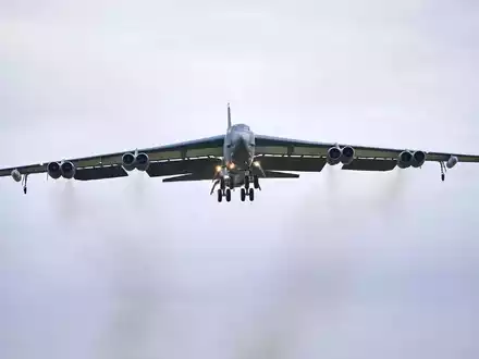 Ein US-Passagierflugzeug musste einem Militärflugzeug ausweichen. (Symbolbild) - Foto: Ben Birchall/PA Wire/dpa