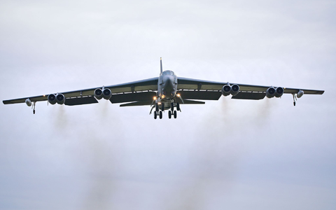 Ein US-Passagierflugzeug musste einem Militärflugzeug ausweichen. (Symbolbild) - Foto: Ben Birchall/PA Wire/dpa