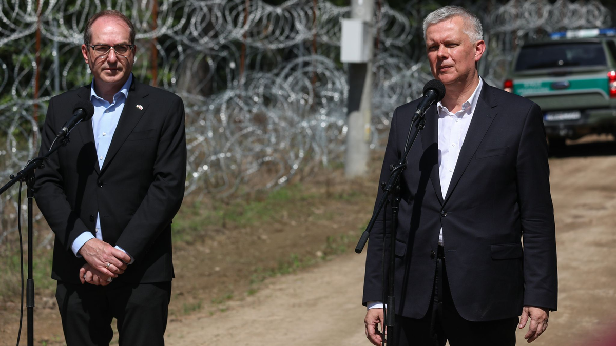 Polens hat seine Grenze zu Belarus mit einem hohen Metallzaun befestigt.  - Foto: Artur Reszko/PAP/dpa