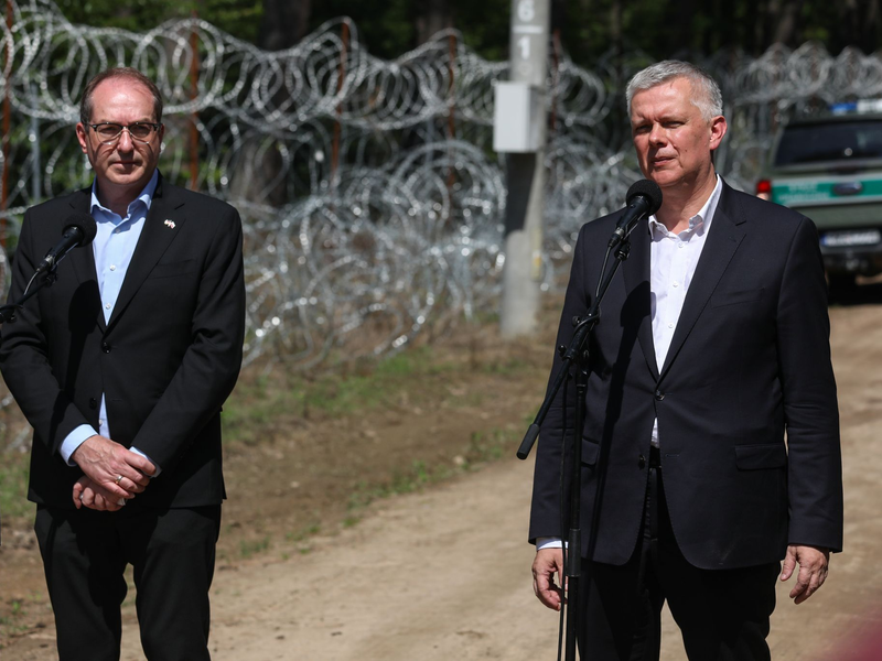 Polens hat seine Grenze zu Belarus mit einem hohen Metallzaun befestigt.  - Foto: Artur Reszko/PAP/dpa