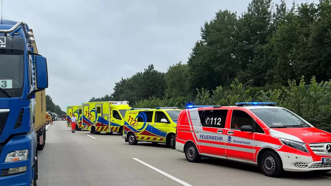 FW Bremerhaven: Autobahn 27 nach Unfall vorübergehend gesperrt - Bild: presseportal.de