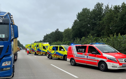 FW Bremerhaven: Autobahn 27 nach Unfall vorübergehend gesperrt - Foto: presseportal.de