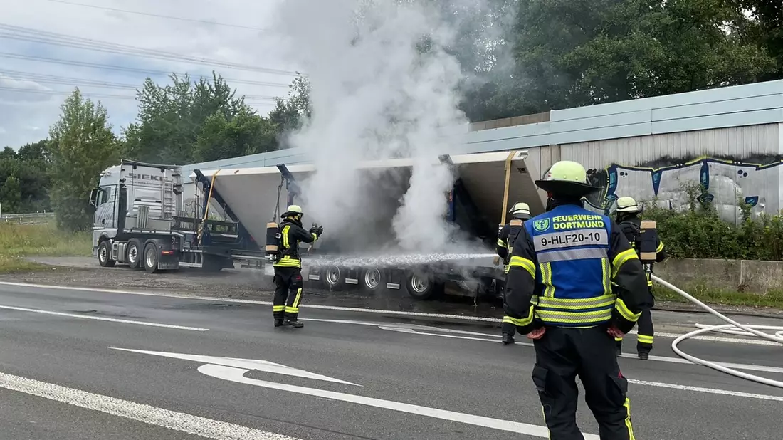FW-DO: Brennender Lkw-Auflieger auf der A2 - Bild: presseportal.de