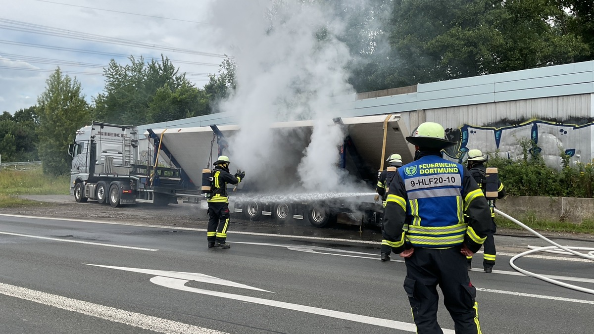 FW-DO: Brennender Lkw-Auflieger auf der A2 - Foto: presseportal.de