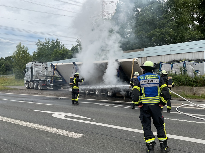 FW-DO: Brennender Lkw-Auflieger auf der A2 - Foto: presseportal.de