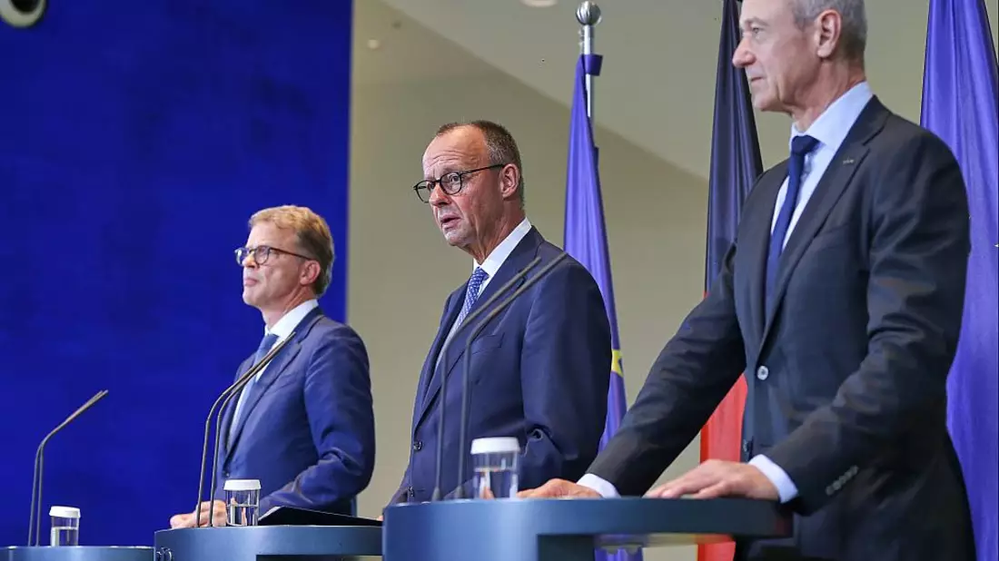 Christian Sewing, Friedrich Merz und Roland Busch am 21.07.2025 - Bild: über dts Nachrichtenagentur