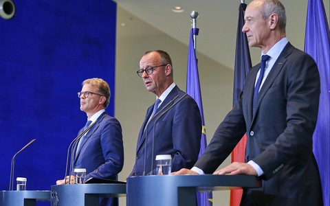 Christian Sewing, Friedrich Merz und Roland Busch am 21.07.2025 - Foto: über dts Nachrichtenagentur