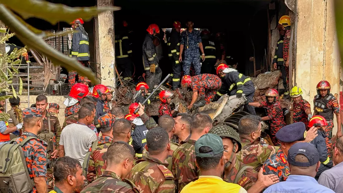 Einsatzkräfte arbeiten an der Unglücksstelle. - Bild: Al-emrun Garjon/AP/dpa