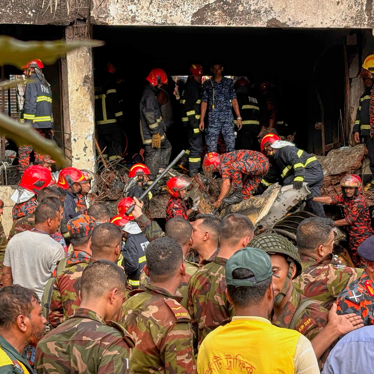 Einsatzkräfte arbeiten an der Unglücksstelle. - Foto: Al-emrun Garjon/AP/dpa