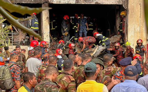Einsatzkräfte arbeiten an der Unglücksstelle. - Foto: Al-emrun Garjon/AP/dpa