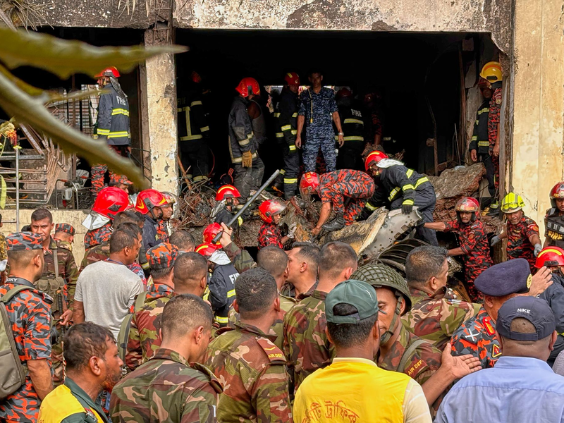 Einsatzkräfte arbeiten an der Unglücksstelle. - Foto: Al-emrun Garjon/AP/dpa