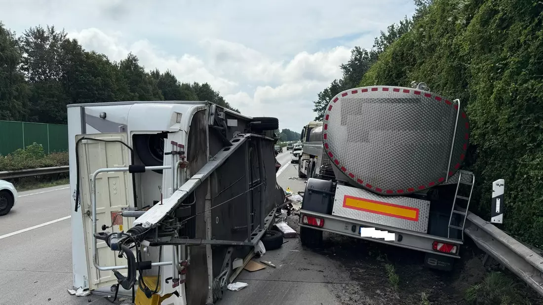 POL-CUX: Mehrere Verkehrsunfälle mit Verletzten auf der BAB27 - Verfolgungsfahrt mit Kleinkraftrad (Foto im Anhang) - Bild: presseportal.de