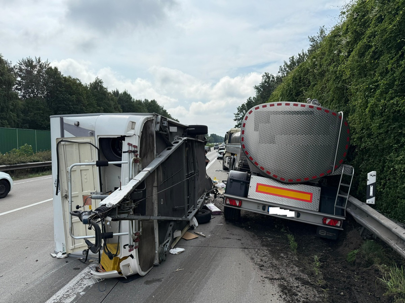 POL-CUX: Mehrere Verkehrsunfälle mit Verletzten auf der BAB27 - Verfolgungsfahrt mit Kleinkraftrad (Foto im Anhang) - Foto: presseportal.de