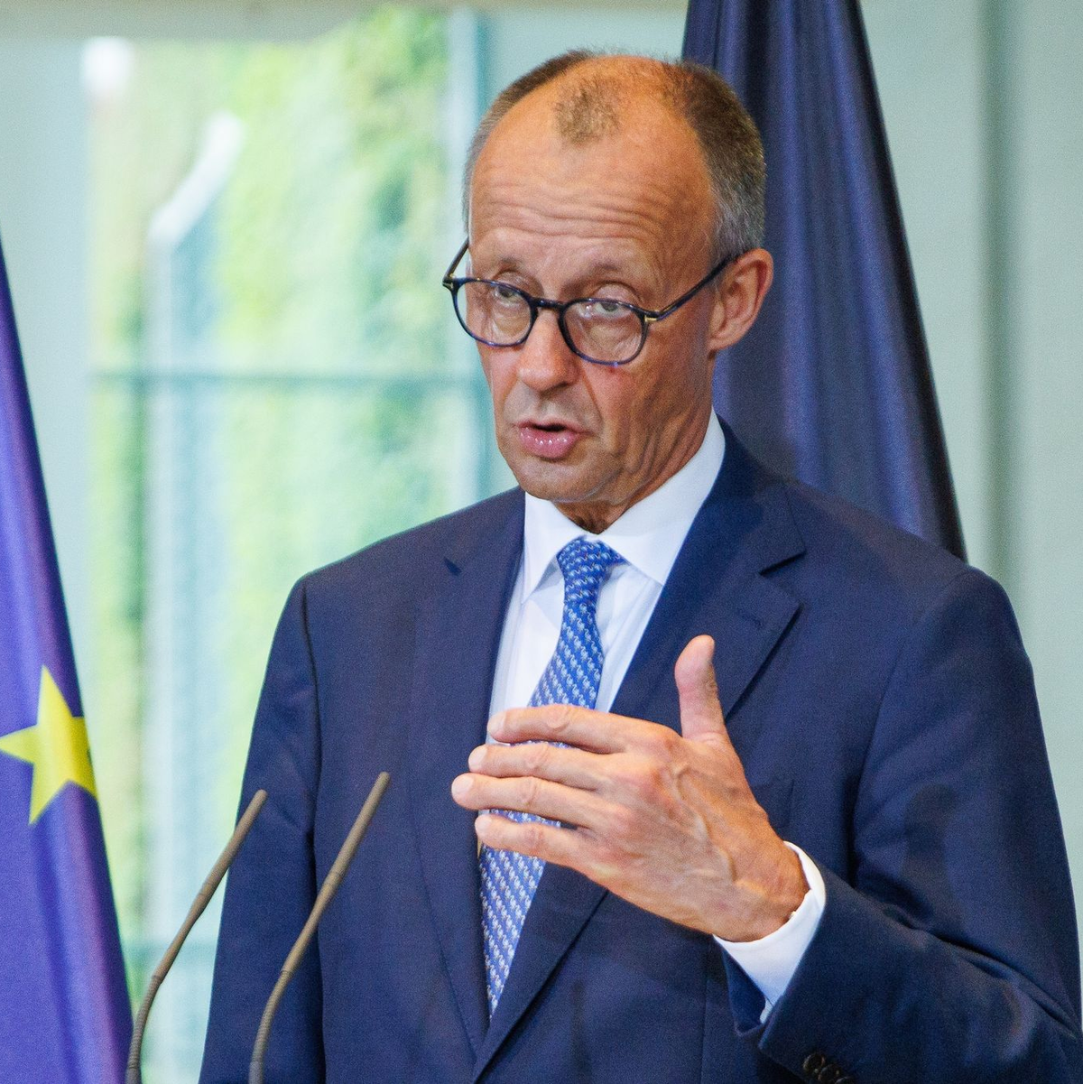 Merz will keine strengeren CO2-Regeln für Dienstwagen.  - Foto: Carsten Koall/dpa