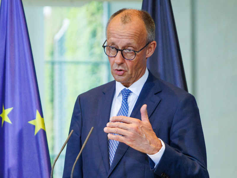 Merz will keine strengeren CO2-Regeln für Dienstwagen.  - Foto: Carsten Koall/dpa