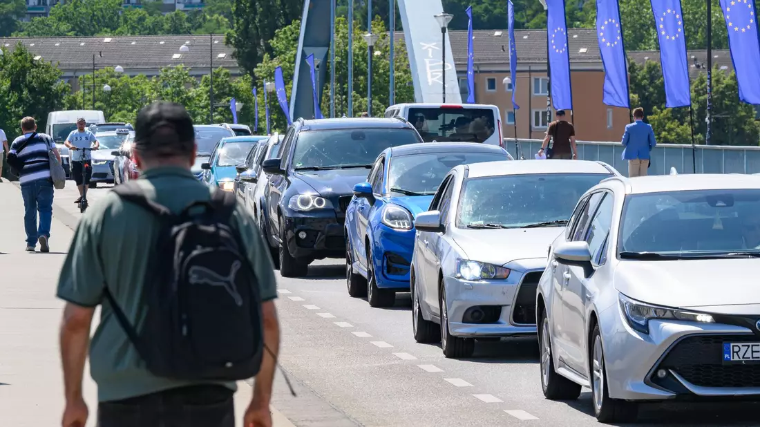 Zahlreiche Autos in der EU sind Firmenwagen. (Archivbild)  - Bild: Patrick Pleul/dpa