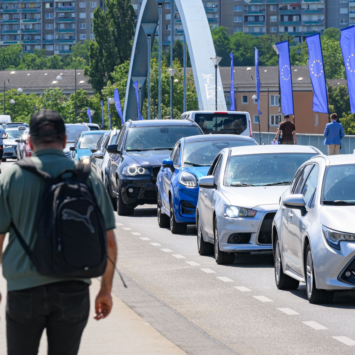 Zahlreiche Autos in der EU sind Firmenwagen. (Archivbild)  - Foto: Patrick Pleul/dpa