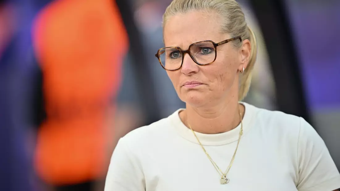 Hat klare Worte gegen Hasskommentare gegen eine ihrer Spielerinnen gefunden: Sarina Wiegman. - Bild: Sebastian Christoph Gollnow/dpa