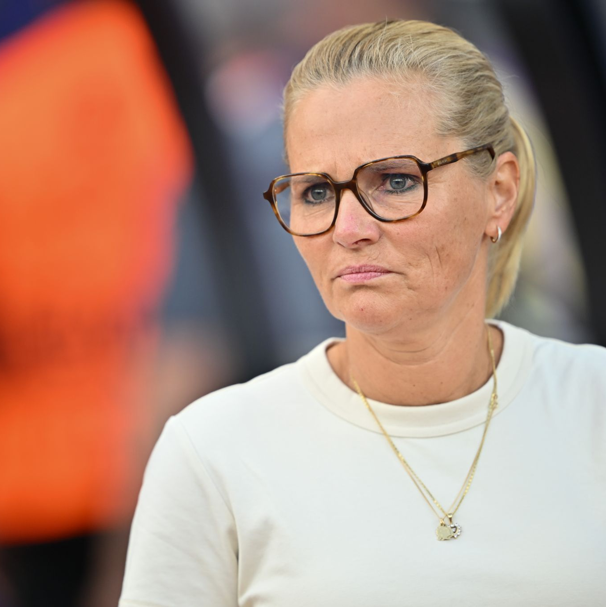 Hat klare Worte gegen Hasskommentare gegen eine ihrer Spielerinnen gefunden: Sarina Wiegman. - Foto: Sebastian Christoph Gollnow/dpa