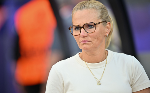 Hat klare Worte gegen Hasskommentare gegen eine ihrer Spielerinnen gefunden: Sarina Wiegman. - Foto: Sebastian Christoph Gollnow/dpa