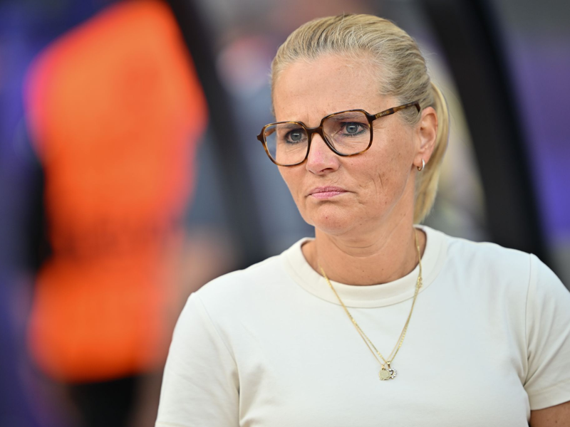 Hat klare Worte gegen Hasskommentare gegen eine ihrer Spielerinnen gefunden: Sarina Wiegman. - Foto: Sebastian Christoph Gollnow/dpa