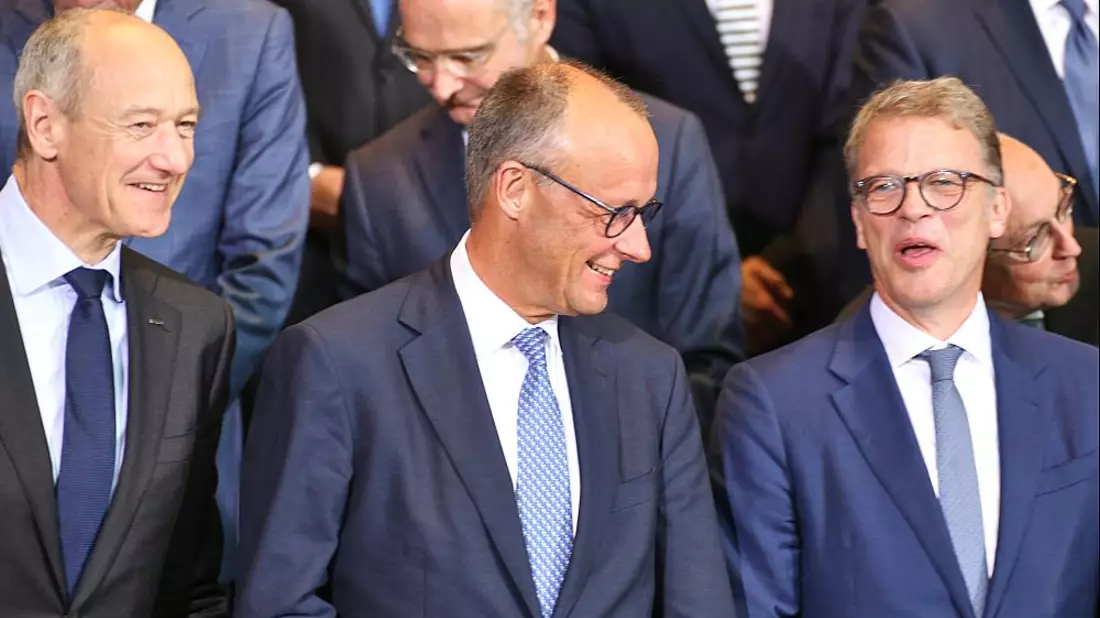 Roland Busch, Friedrich Merz und Christian Sewing am 21.07.2025 - Bild: über dts Nachrichtenagentur