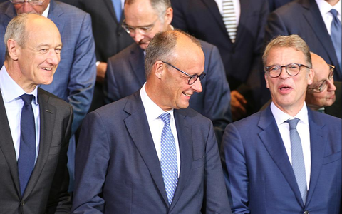 Roland Busch, Friedrich Merz und Christian Sewing am 21.07.2025 - Foto: über dts Nachrichtenagentur