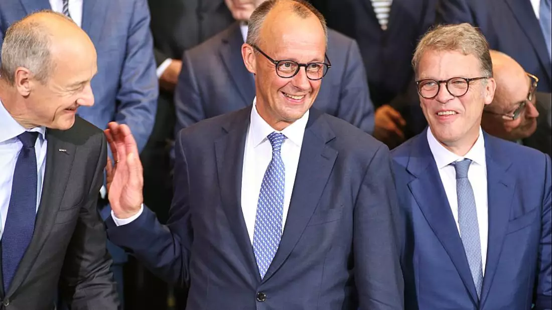 Roland Busch, Friedrich Merz und Christian Sewing am 21.07.2025 - Bild: über dts Nachrichtenagentur
