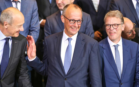 Roland Busch, Friedrich Merz und Christian Sewing am 21.07.2025 - Foto: über dts Nachrichtenagentur