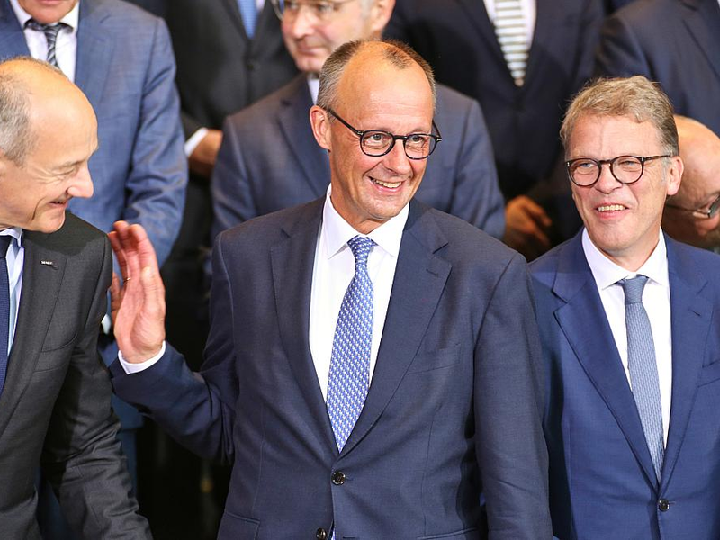 Roland Busch, Friedrich Merz und Christian Sewing am 21.07.2025 - Foto: über dts Nachrichtenagentur