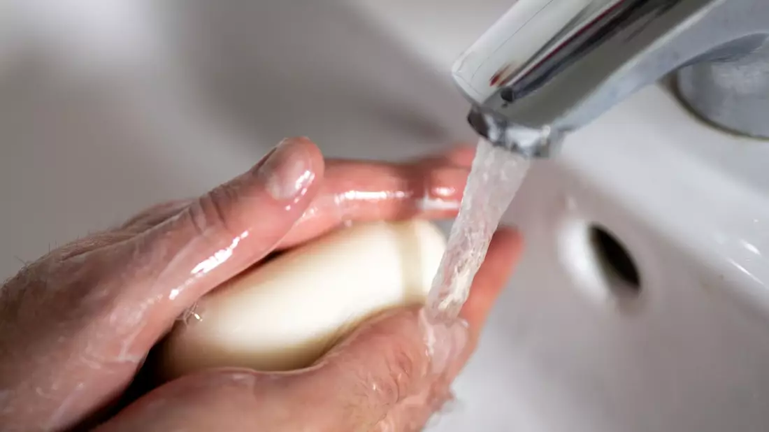 Man sollte so lange Hände waschen, wie es dauert, zweimal das Lied «Happy Birthday» zu singen. (Symbolbild) - Bild: Monika Skolimowska/dpa