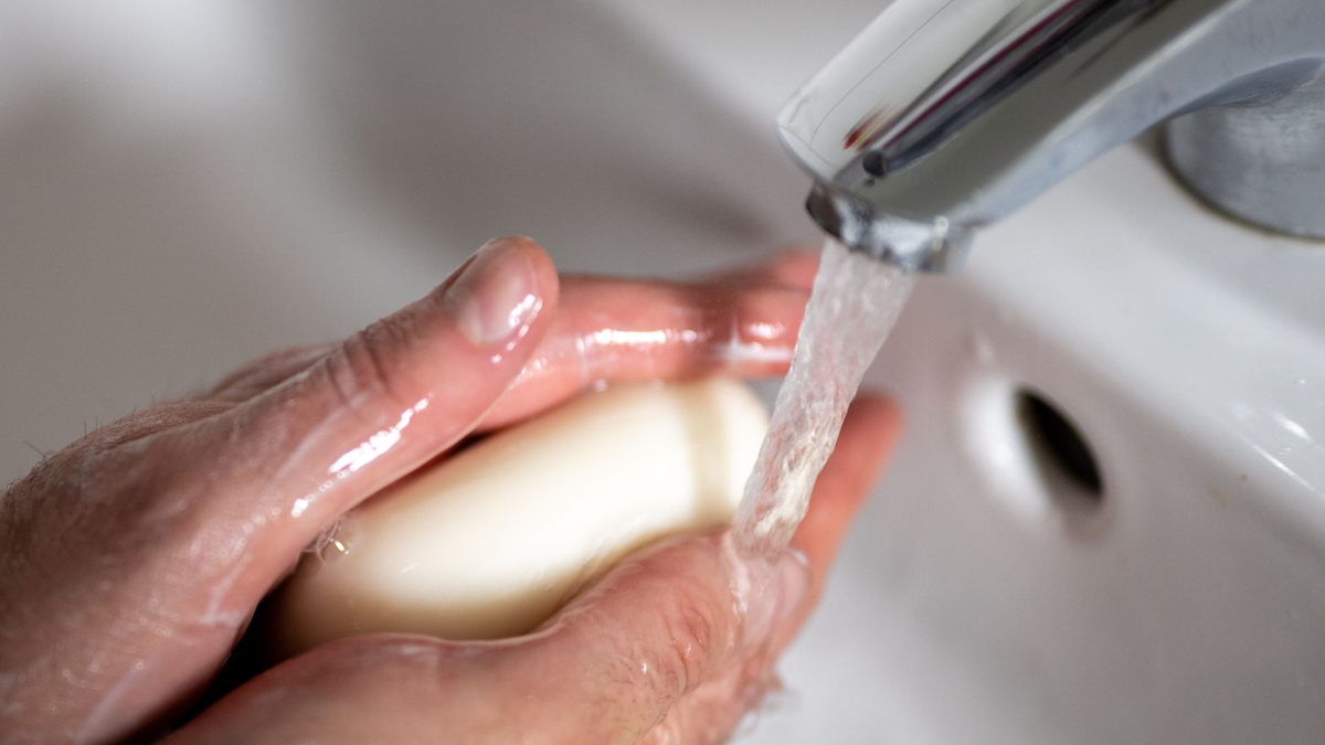 Man sollte so lange Hände waschen, wie es dauert, zweimal das Lied «Happy Birthday» zu singen. (Symbolbild) - Foto: Monika Skolimowska/dpa
