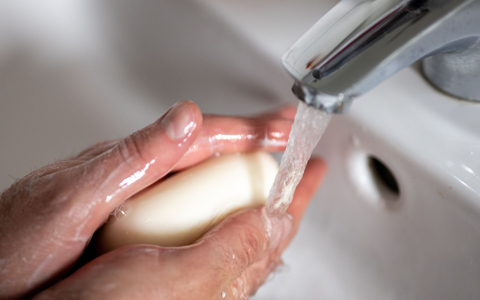 Man sollte so lange Hände waschen, wie es dauert, zweimal das Lied «Happy Birthday» zu singen. (Symbolbild) - Foto: Monika Skolimowska/dpa