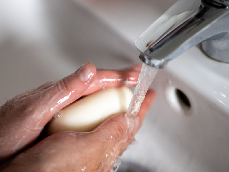 Man sollte so lange Hände waschen, wie es dauert, zweimal das Lied «Happy Birthday» zu singen. (Symbolbild) - Foto: Monika Skolimowska/dpa