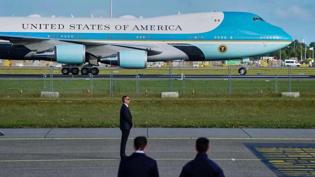Das «Wall Street Journal» ist vom Weißen Haus von der Reise in der Air Force One mit Trump nach Schottland ausgeschlossen worden.  - Bild: Peter Dejong/AP/dpa