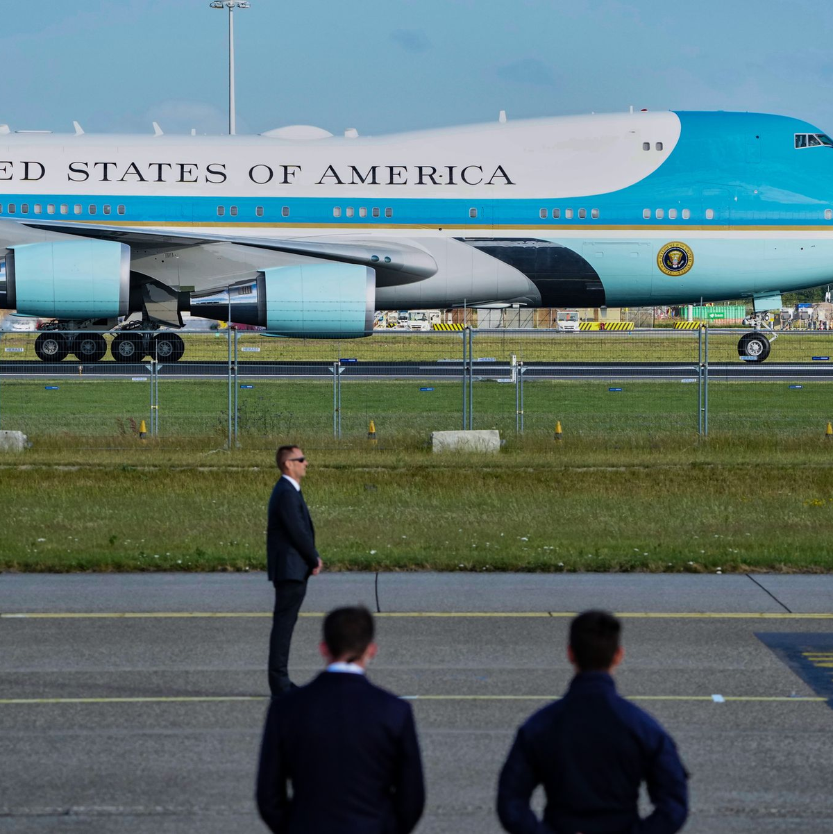Das «Wall Street Journal» ist vom Weißen Haus von der Reise in der Air Force One mit Trump nach Schottland ausgeschlossen worden.  - Foto: Peter Dejong/AP/dpa