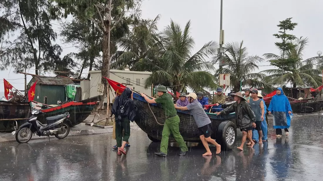 In Vietnam treffen die Menschen Vorbereitungen, um sich vor «Wipha» zu schützen. - Bild: Le Hoang/VNExpress/AP/dpa