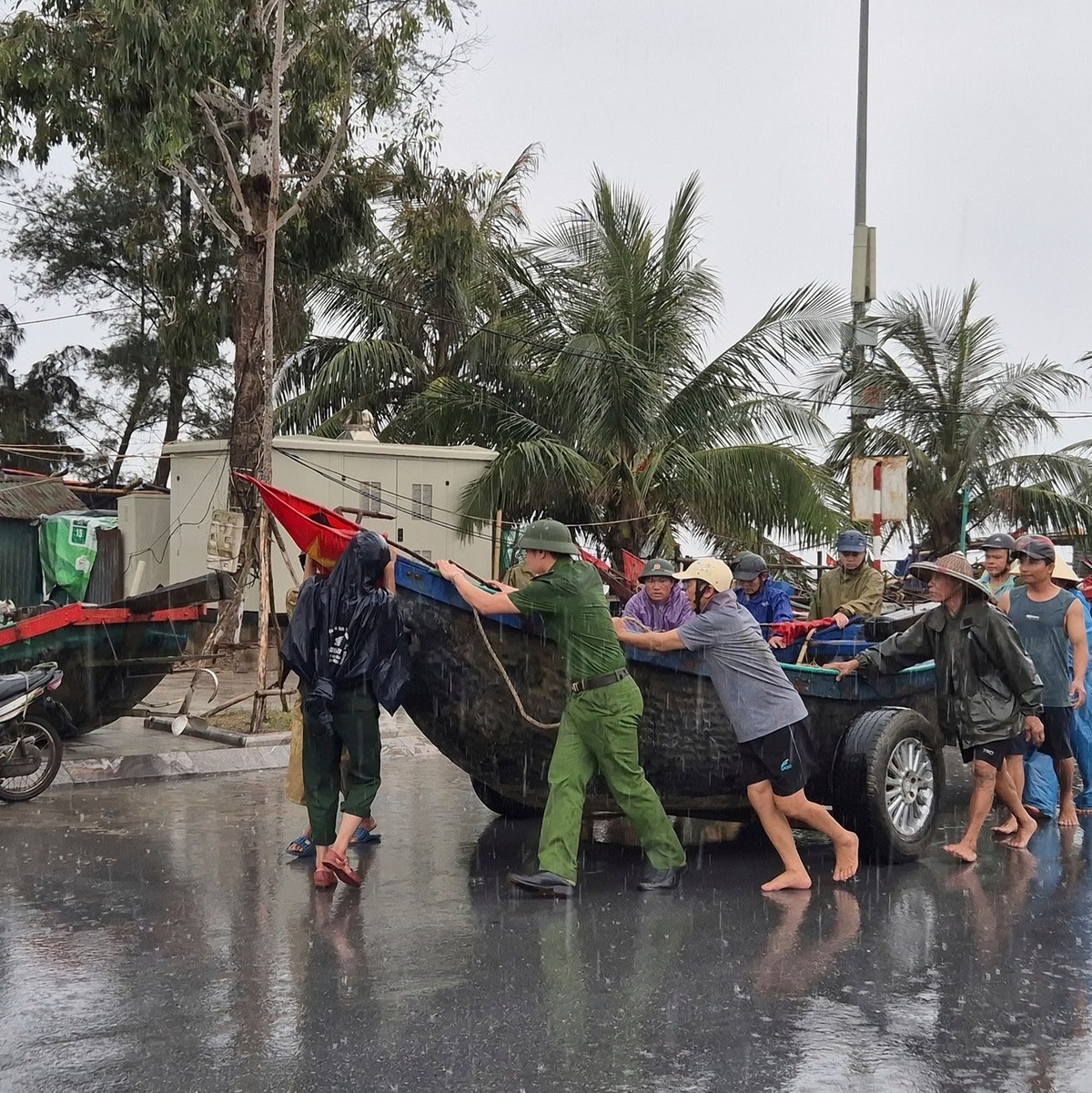 In Vietnam treffen die Menschen Vorbereitungen, um sich vor «Wipha» zu schützen. - Foto: Le Hoang/VNExpress/AP/dpa
