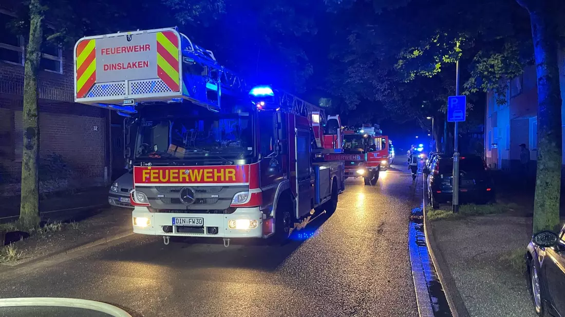 FW Dinslaken: Zimmerbrand mit mehreren Personen in Gefahr. - Bild: presseportal.de