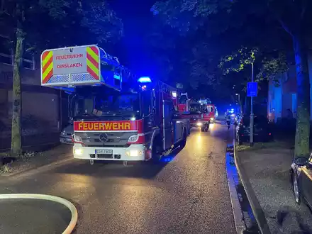 FW Dinslaken: Zimmerbrand mit mehreren Personen in Gefahr. - Foto: presseportal.de