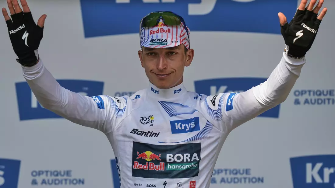 Florian Lipowitz fährt bei der Tour im Weißen Trikot des besten Jungprofis.. - Bild: Thibault Camus/AP/dpa