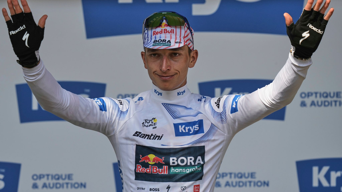 Florian Lipowitz fährt bei der Tour im Weißen Trikot des besten Jungprofis.. - Foto: Thibault Camus/AP/dpa