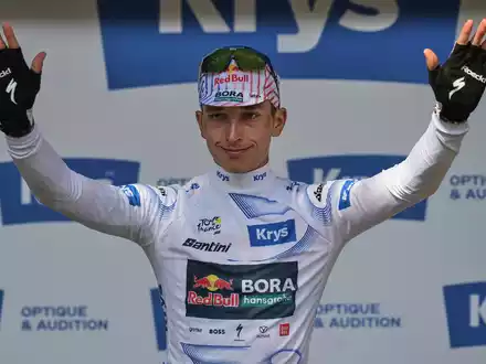 Florian Lipowitz fährt bei der Tour im Weißen Trikot des besten Jungprofis.. - Foto: Thibault Camus/AP/dpa