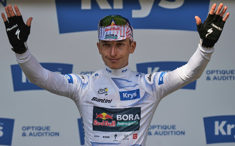 Florian Lipowitz fährt bei der Tour im Weißen Trikot des besten Jungprofis.. - Foto: Thibault Camus/AP/dpa