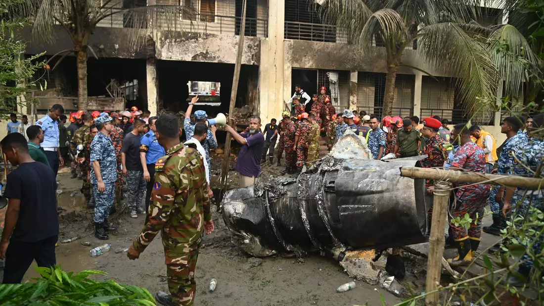 Rettungskräfte am Ort des Absturzes eines Militärjets in Dhaka. - Bild: Habibur Rahman/ZUMA Press Wire/dpa